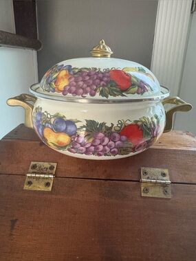 Cornucopia Vintage Fruit-Pattern Enamel Casserole Dish 2.5 Qt